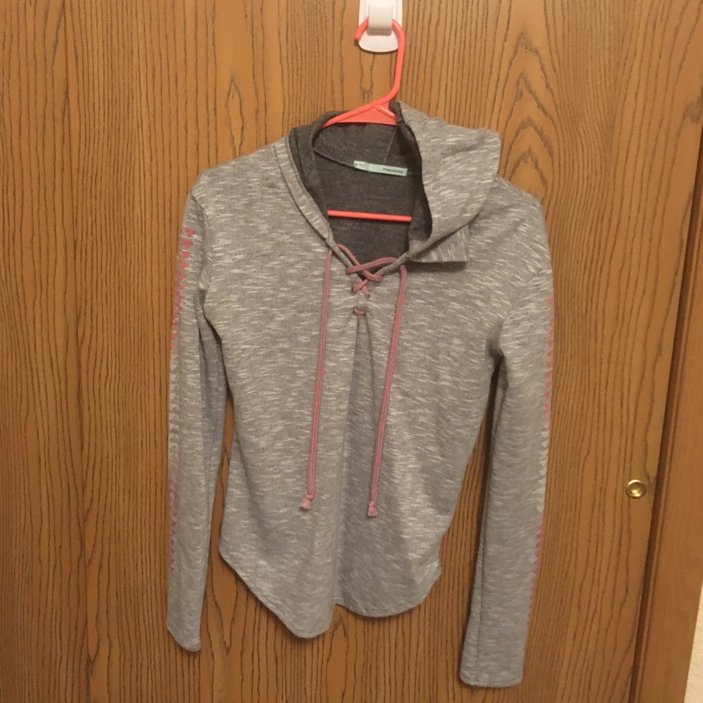 Grey sweater with hood and strings